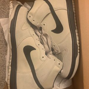Nike Dunk Hi size 7.5 Light bone/black